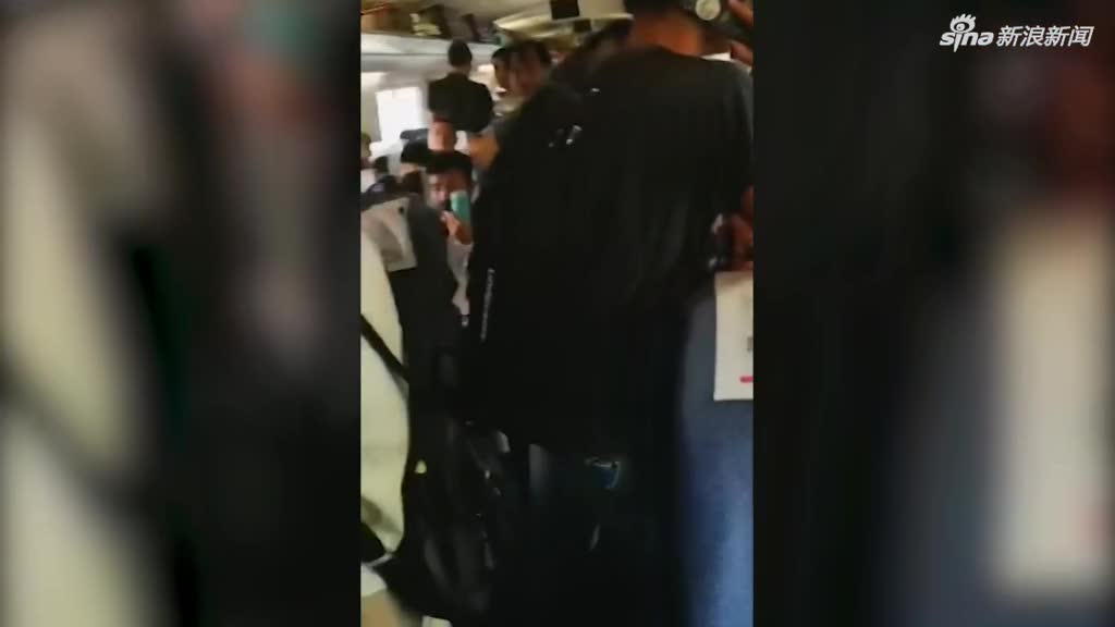 视频|长沙至南京的高铁车厢突然冒烟，车窗玻璃被砸