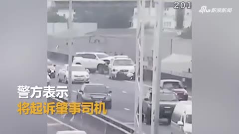 视频：女子车停路边等待修理 突遭后车撞飞身亡