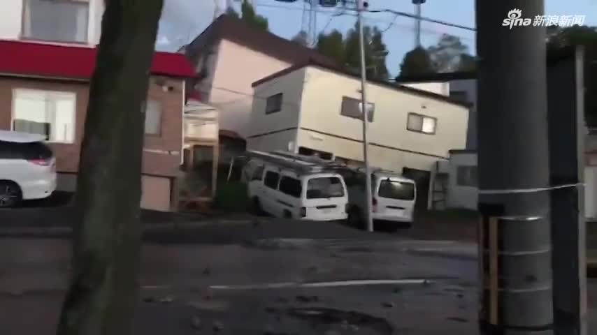 视频：日本6.9级地震致道路塌陷 汽车房屋被吞