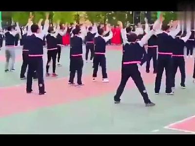 当广播体操配上动感的舞曲,简直比C哩C哩还魔性,太优秀了_1536517342796.mp4