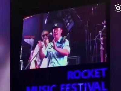 視頻：為了歌迷安全 濟南這位警察叔叔親自上臺了