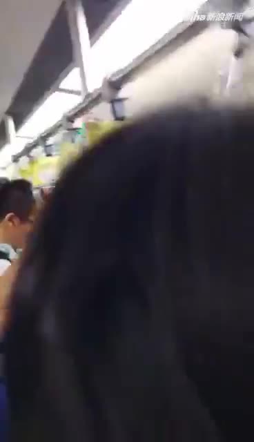 视频：地铁也霸座？北京地铁10号线早高峰一男子躺