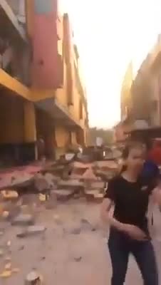 视频：印尼7.7级地震致数十栋民宅损毁 现场一片