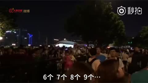 视频:广州塔景区游客爆棚不到1分钟30名游客翻