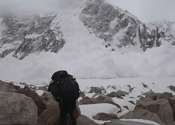 视频：惊险！巴基斯坦雪山突发雪崩 登山者躲巨石后