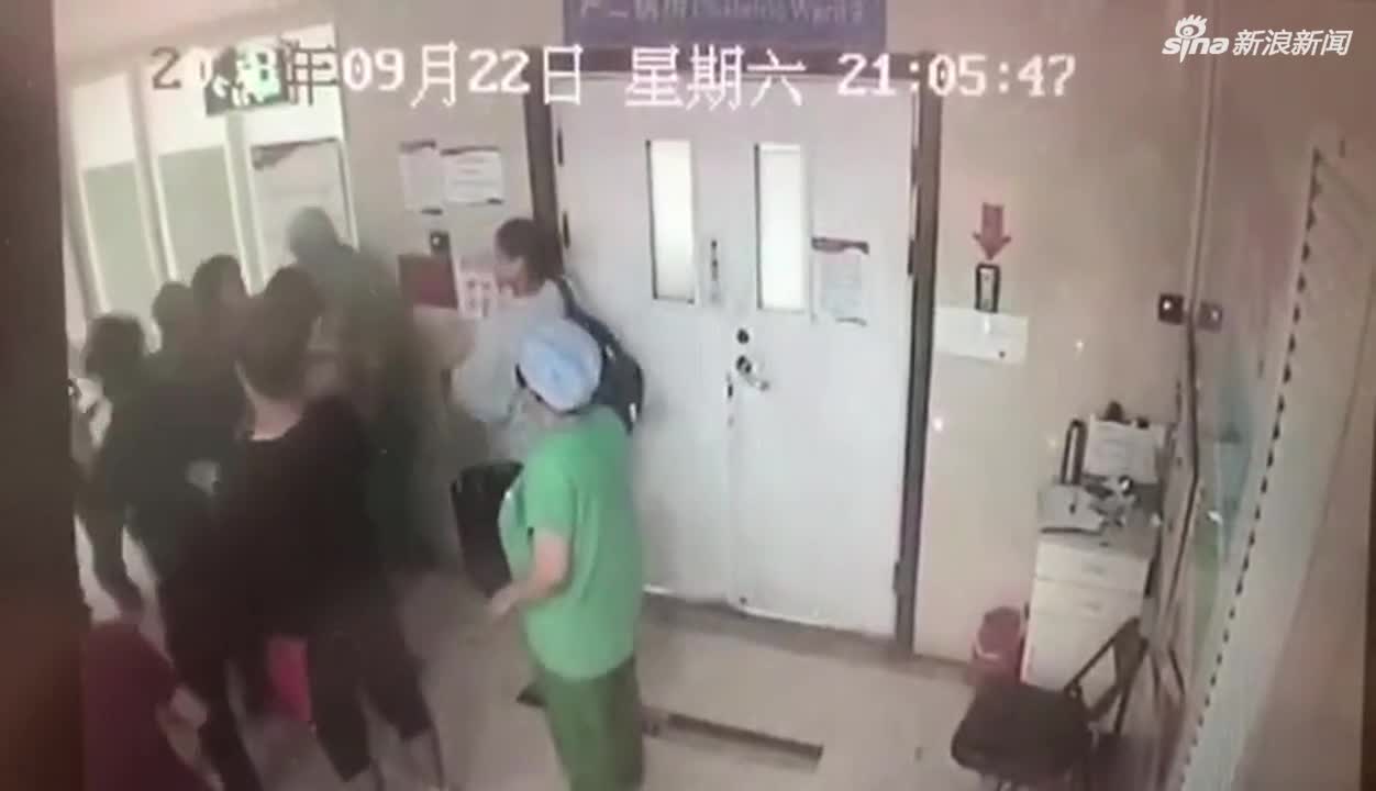 视频：产妇协同丈夫和女儿围殴医生