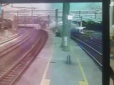 视频：台湾列车脱轨瞬间监控曝光 月台铁架瞬间倒地
