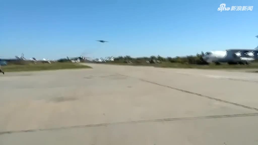 视频：乌克兰战机超低空飞行 掠过地面人员头顶