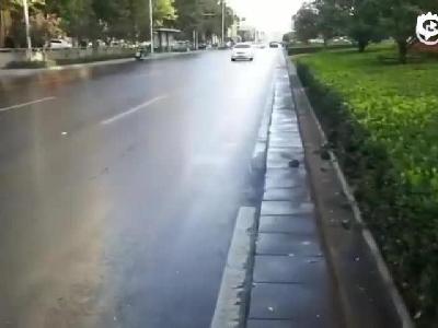 郑州一骑车老人快车道上被撞四五米远 抢救无效死亡