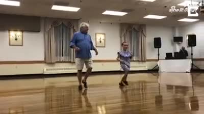 视频：超有爱！爷孙踢踏舞二重奏