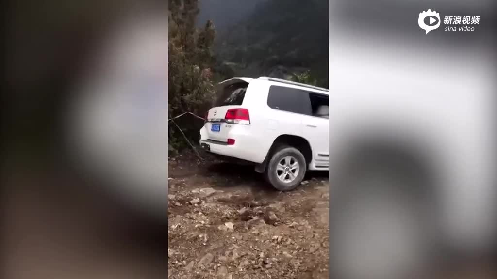 视频|台州一豪车“坠崖”：疑抖音吸粉摆拍 警方未