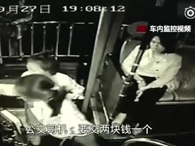 视频：两女孩缺一元钱被赶下车 公交司机受罚