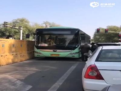 济源男子与公交司机发生冲突 双方街头不停谩骂