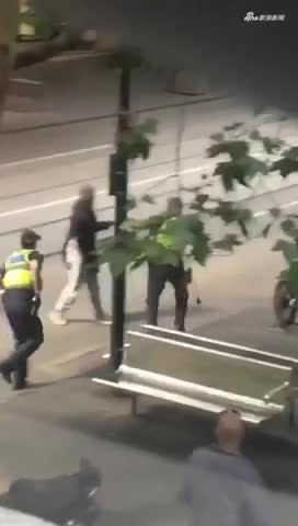 视频:墨尔本市中心 一黑人男子持刀袭警后中枪