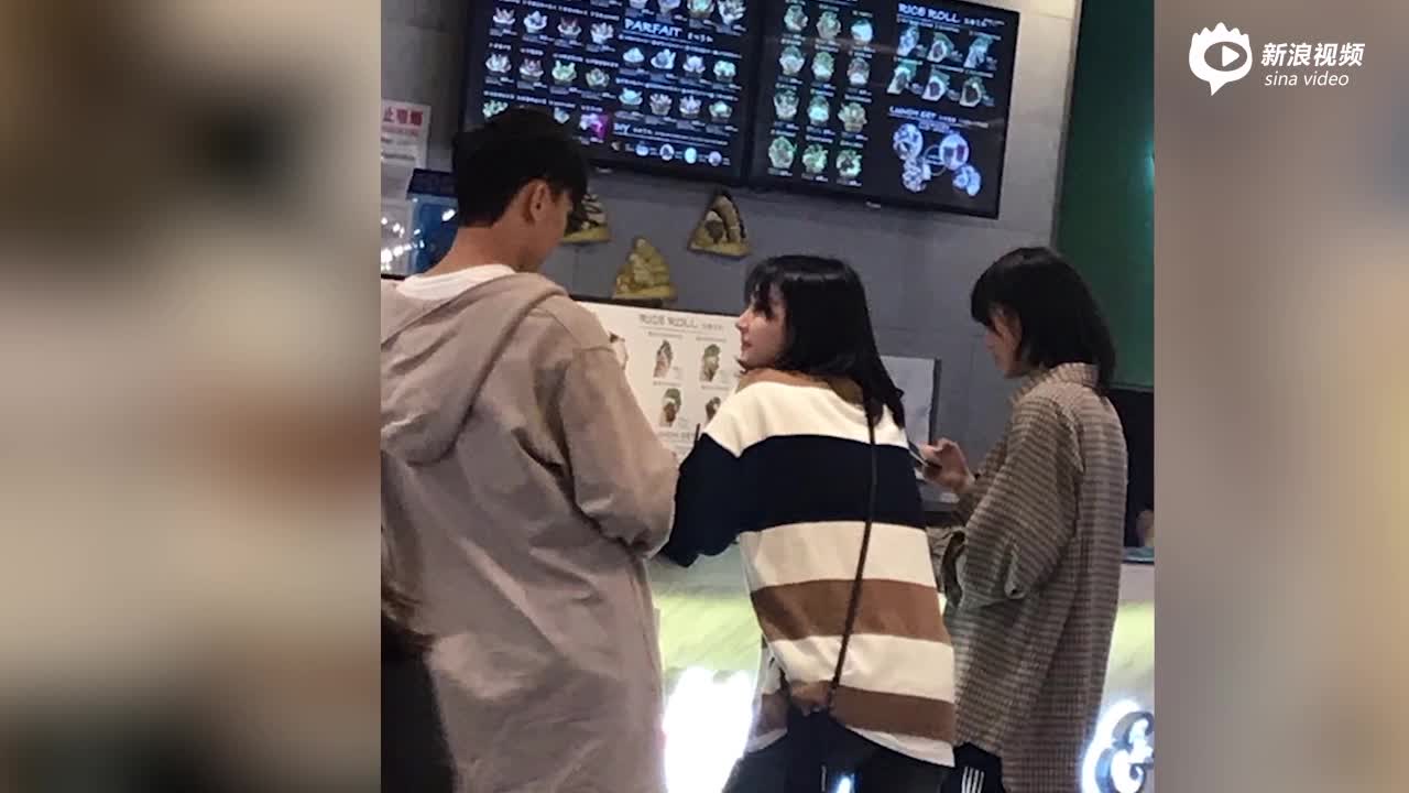 网友:奶茶逛街郑爽与视频张恒观看两人买男友视频偶遇英文图片