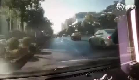 视频|女子骑电动车逆行逼停小车后被货车撞飞 交警