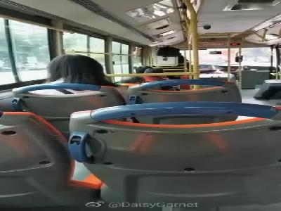 女子公交车上扔垃圾被劝阻 辱骂公交司机近半小时！