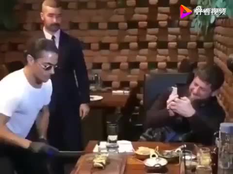 视频：撒盐哥在车臣领导人面前舞刀 这样喂他吃肉