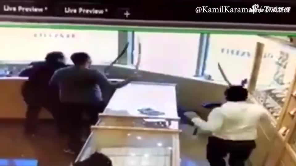 视频：4名蒙面男子持枪抢劫珠宝店 三店员挥舞长剑