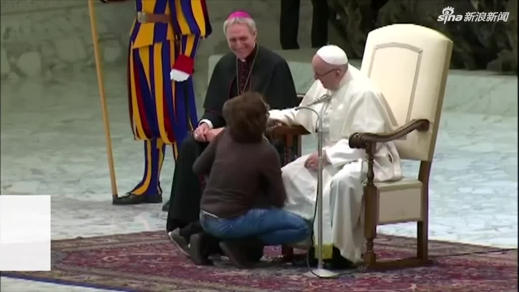 视频：教皇梵蒂冈演讲遭遇“熊孩子”登台抢镜 他的