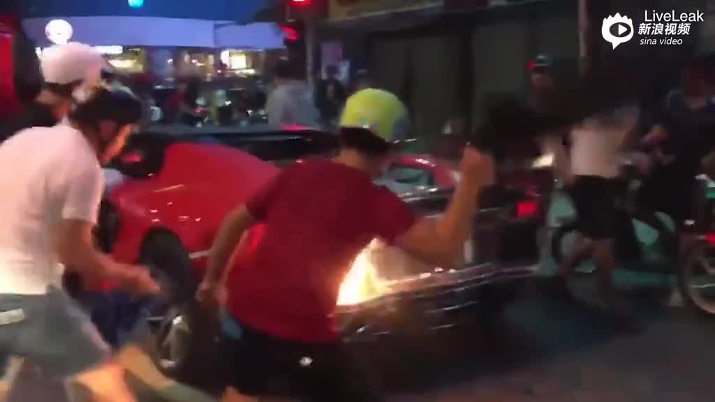 视频：球迷庆祝胜利猛踩豪车油门 结果车尾直接着火