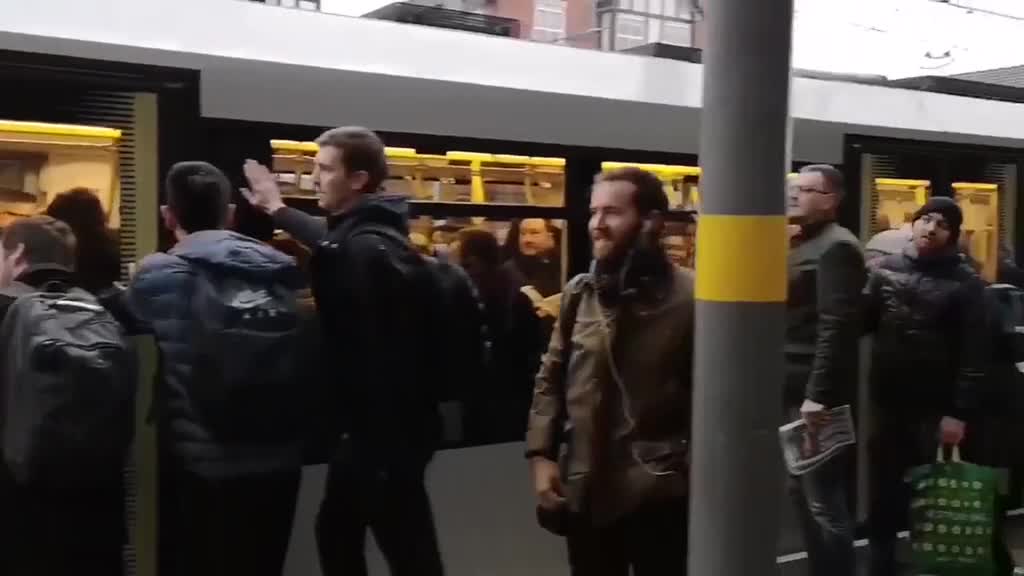 视频-英国城铁挤到开不动 乘客动手帮忙推列车