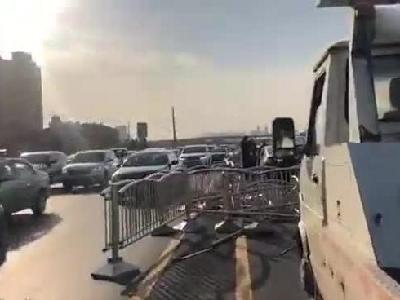 事故提醒！郑州北环彩虹桥两车事故 导致10多米隔离护栏被撞毁