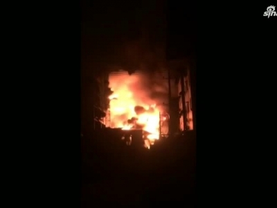 视频：广东揭阳一工厂突发大火 一栋楼在烈焰中轰然倒塌