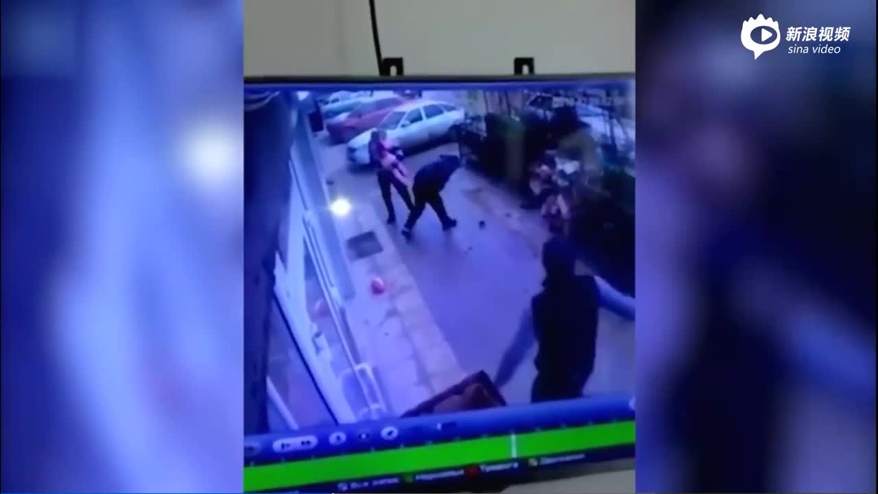 视频-俄5岁女童不慎从5楼跌落 路人伸手接避免其