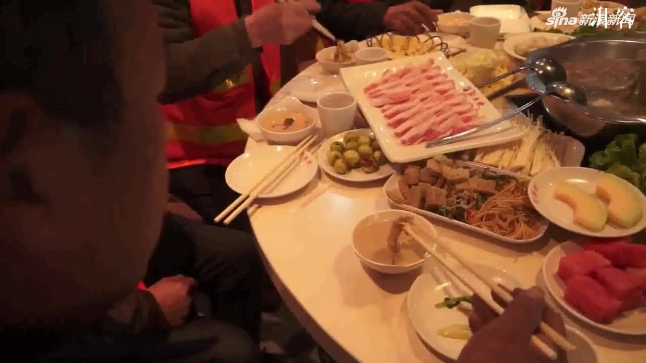 视频：寒冬暖意！山东一火锅店请千名环卫工人免费吃