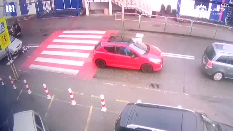 视频：女孩被车撞飞 自己站了起来还顺手捡了帽子