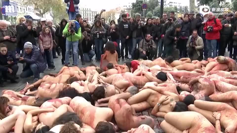 视频-动物保护者裸体躺倒街头 抗议使用动物皮毛