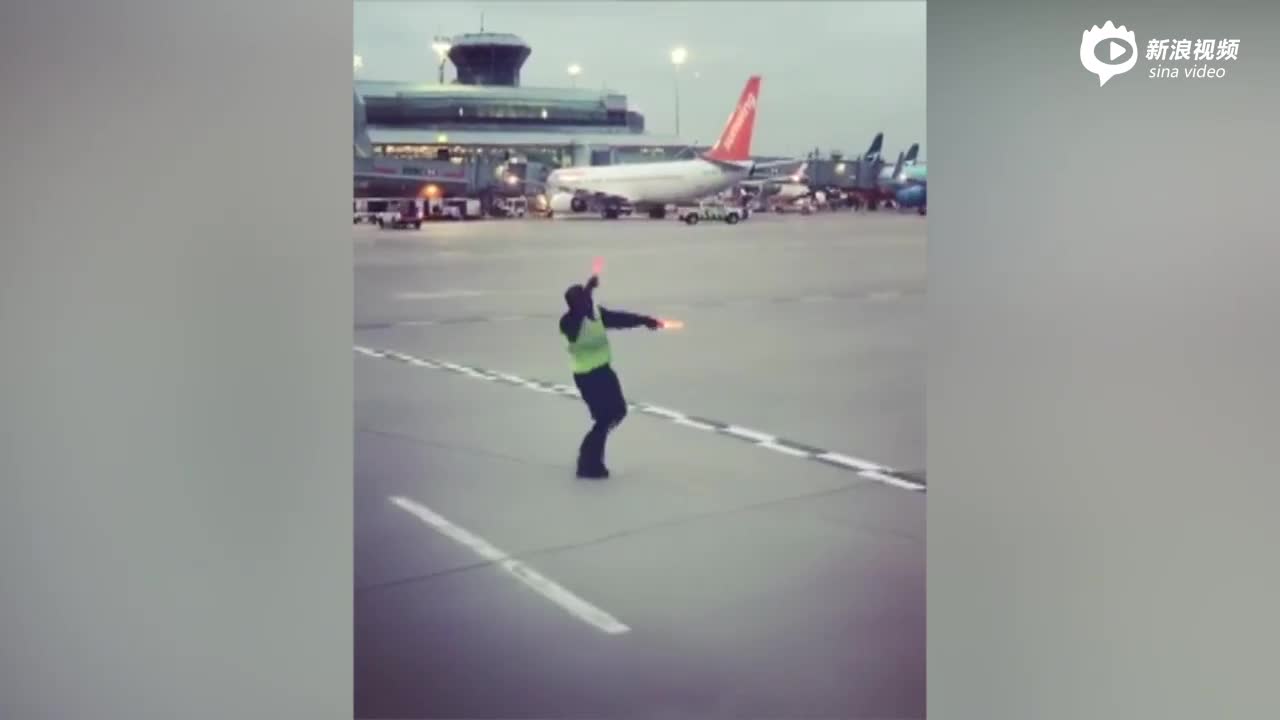 视频-工作人员停机坪上滑稽热舞 逗乐机上众人