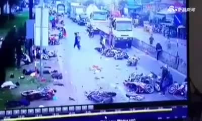视频：保龄球式追尾 失控货车路口撞飞21辆摩托车