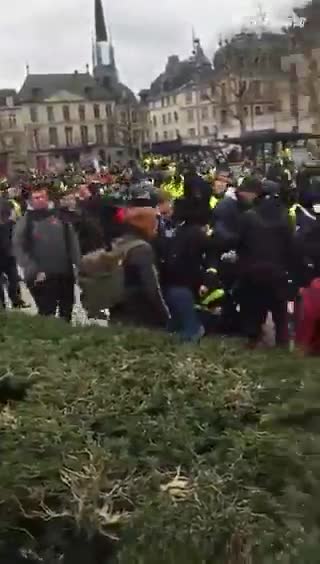 视频：实拍法国“黄背心”殴打记者 将其扑倒后拳打