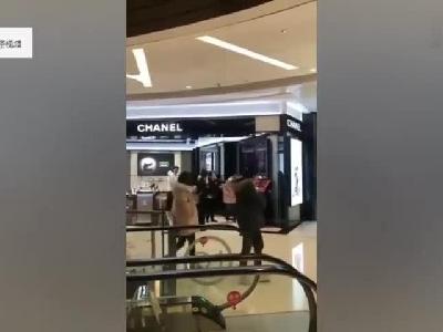 网友爆料：青岛万象城女子打砸香奈儿专柜！