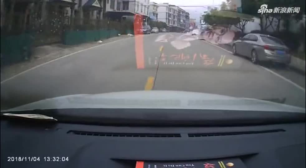 视频：网约车司机看手机抢单连撞3人 致二死一伤
