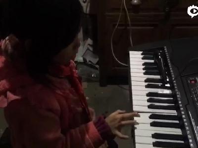 女生彈電子琴