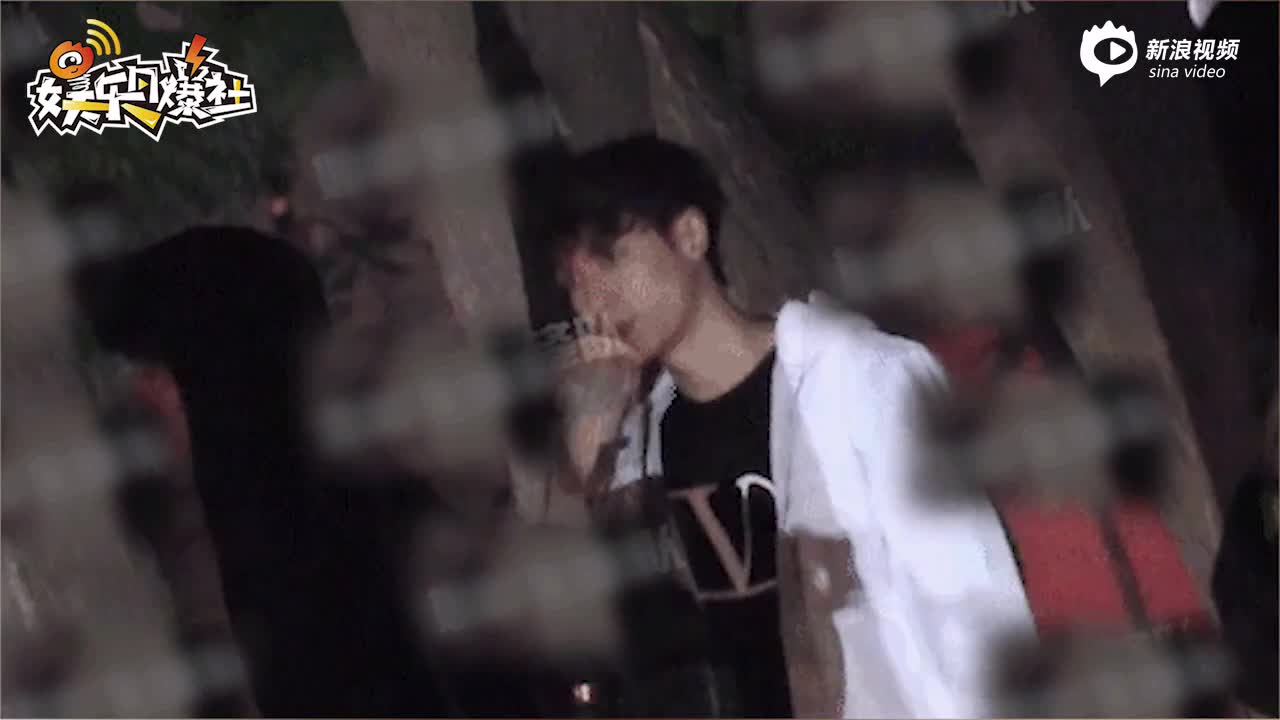 既"乖宝宝"王源抽烟之后,张艺兴这次被拍到抽烟,也是瞬间被顶上热搜