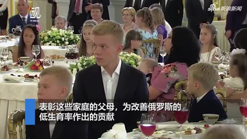 硬汉普京在萌娃面前尽显柔情满脸微笑当众亲小宝宝