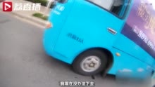 男子“悬浮”大巴外 交警截停发现其“下不来”了(含视频)