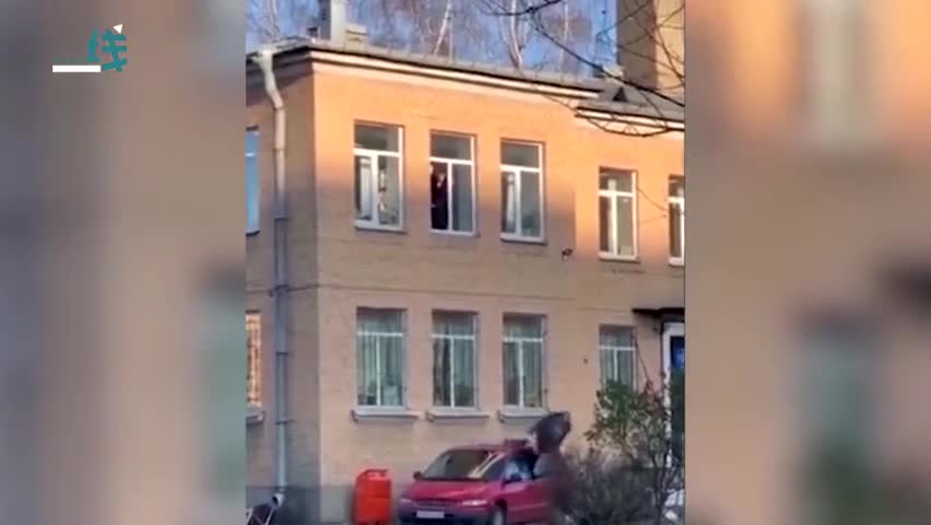 视频-俄嫌疑人从警局二楼跳窗逃走 手上还铐着一组