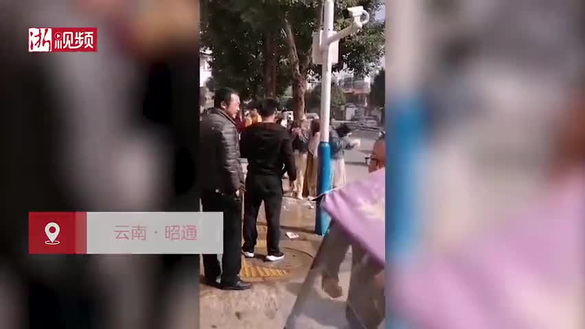 视频：云南昭通街头上演婚闹 伴娘集体被捆树上撒面