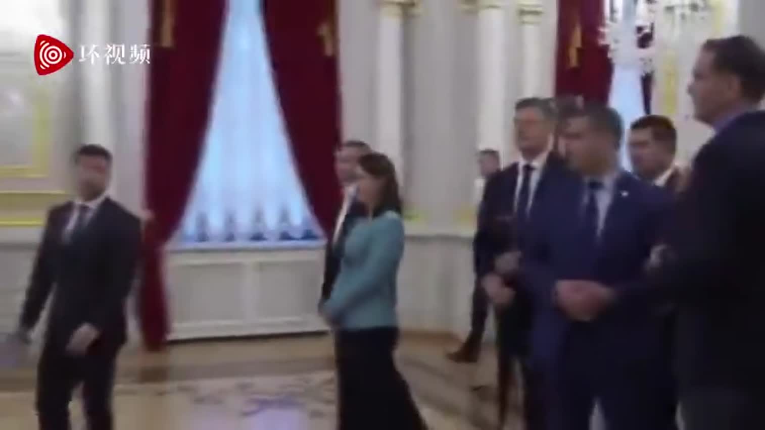 视频:听到CNN记者的提问 乌克兰总统翻了个白眼