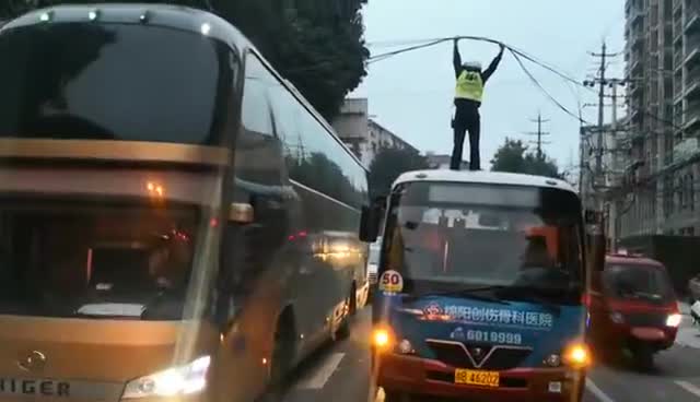 视频|交警不顾危险 托举电缆疏导交通