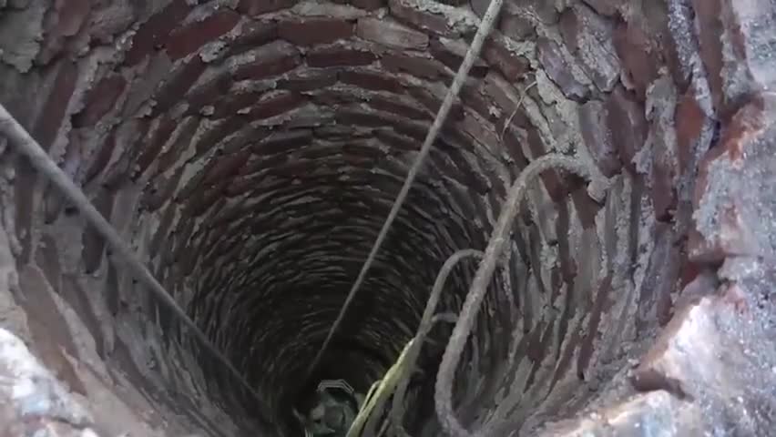 视频-湖南6岁男童掉6米污井被冲走 陌生小伙排污
