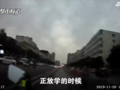 惊险！郑州一小孩被卡鱼刺，遇上交通拥堵，交警一路飞驰送至医院
