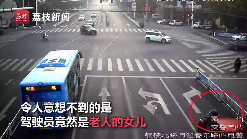 视频：女儿与父亲吵架被阻上班 驾车顶着父亲开出1