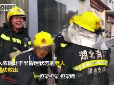 消防员冲入火场救出中风老人 之后的举动更感人