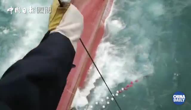 救援现场：福建一渔船在台湾海峡翻沉 17名船员遇